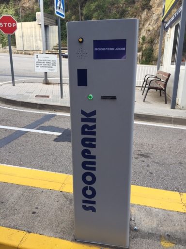 Punto de acceso Siconpark para estacionamiento, con luz verde encendida.